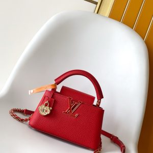 p1150•Taurillon calf leather•Taurillon calf leather trim•Calf leather lining•Metal hardware•Flap can be positioned inside or outside•Interior compartment with zippered pocket and slip pocket•Removable charm•Metal studs•Holds smartphone, compact wallet, and other essentials•Shoulder strap: Removable, adjustable•Strap length: 53.0 cm • Adjustable to: 58.0 cm • Handle: Single handle